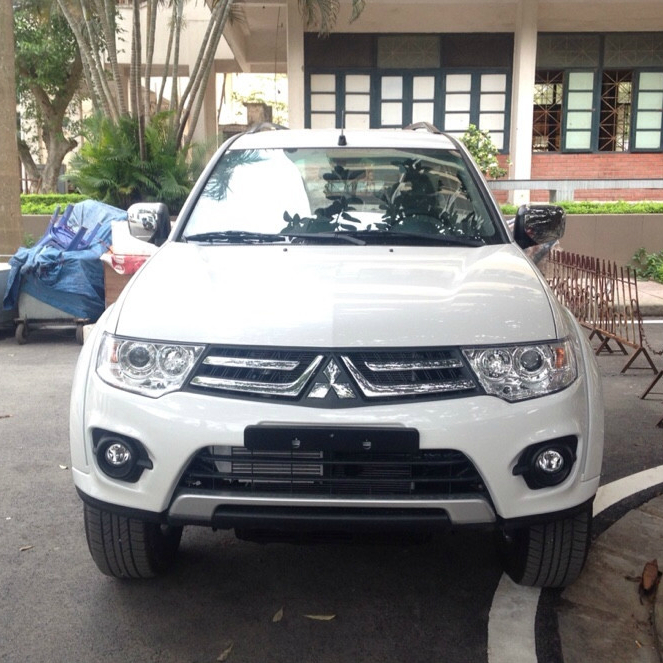 Pajero Sport 4x2 MT máy dầu
