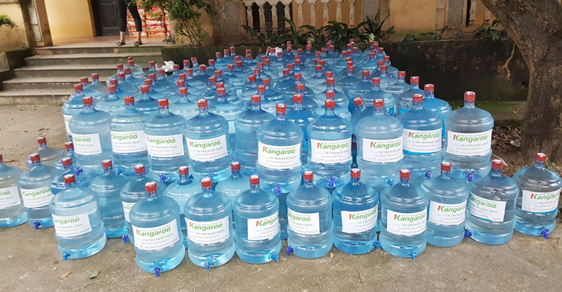 Hàng ngàn bình nước được Tập đoàn Kangaroo gửi tới kịp thời
