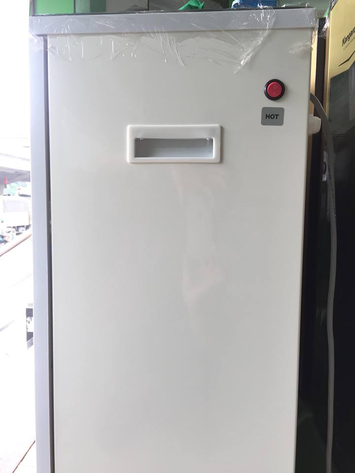 Công tắc nguồn nóng ngay bên hông máy