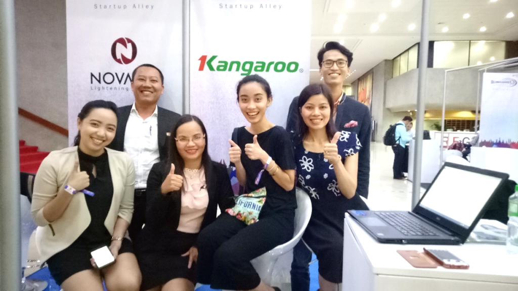 Đại diện Kangaroo Indo chụp hình lưu niệm với BTC Hội nghị