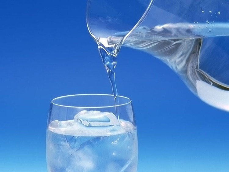 Vào những ngày nắng nóng uống nước thể nào cho đúng cách?