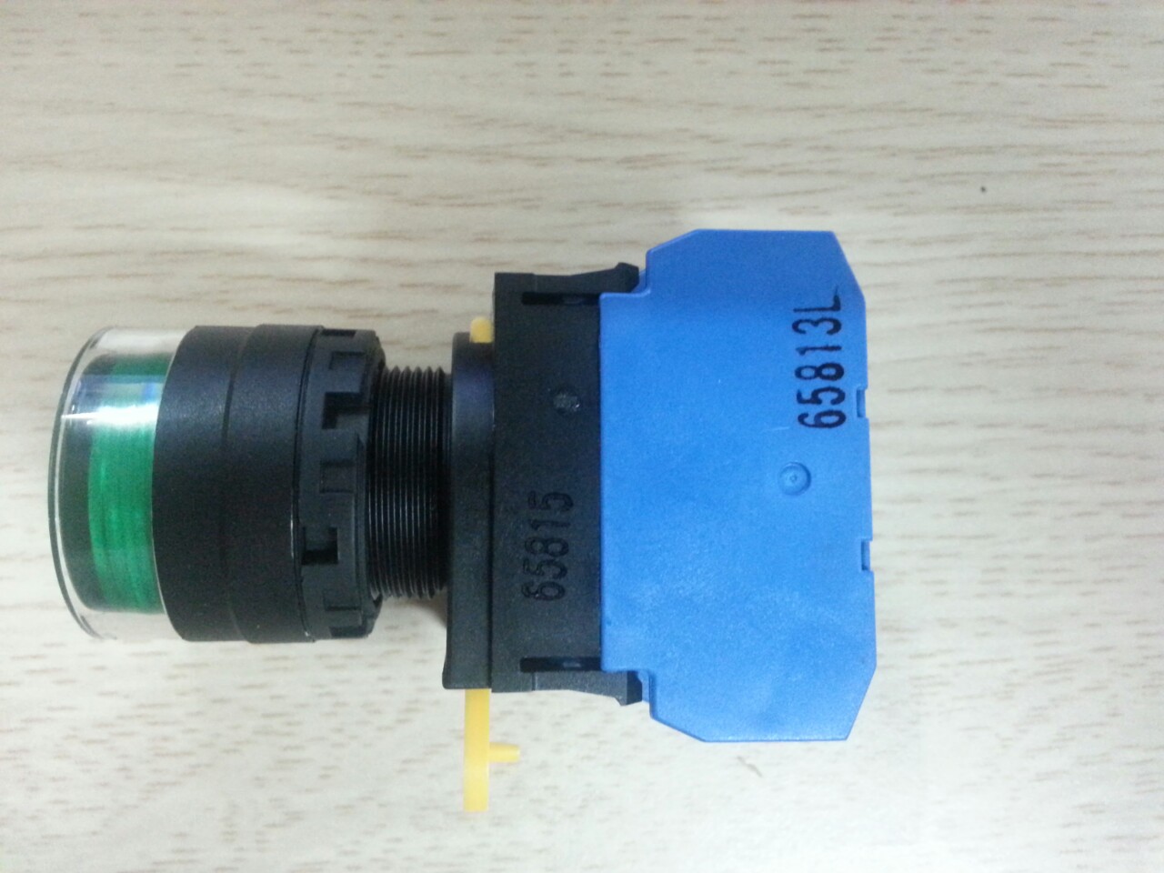 Một số hình ảnh Nút nhấn có đèn IDEC YW1L-MF2E10Q4G