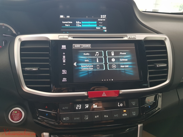 Với 2 màn hình hiển thị, Honda Accord cực sang trọng và lịch lãm.