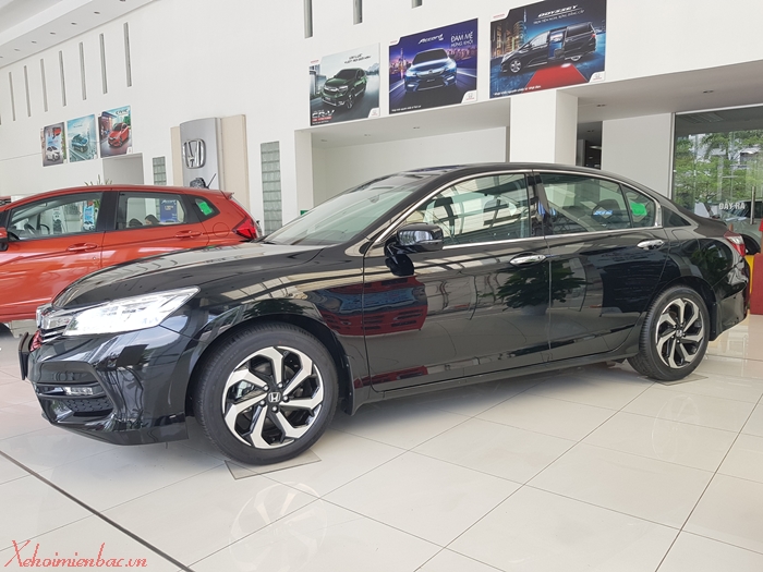 Hình ảnh xe Honda Accord trưng bày tại showroom Honda ô tô Mỹ Đình