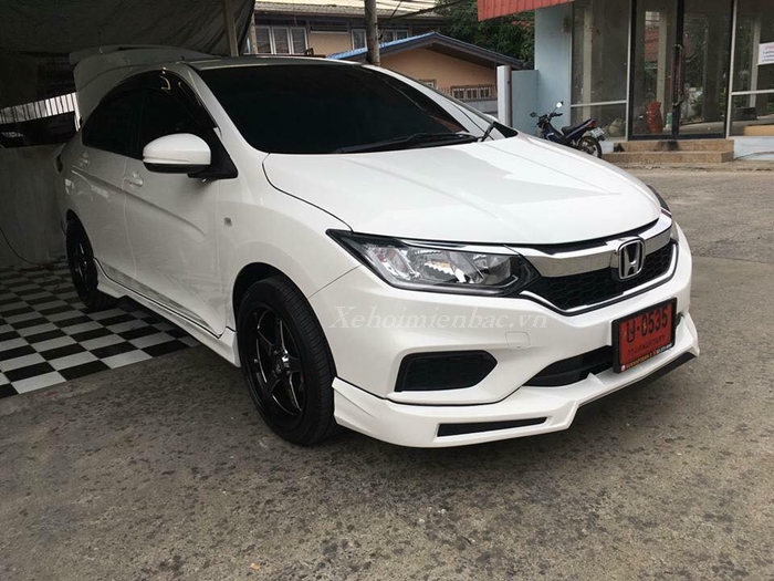 Bodykit lắp cho xe Honda City màu trắng