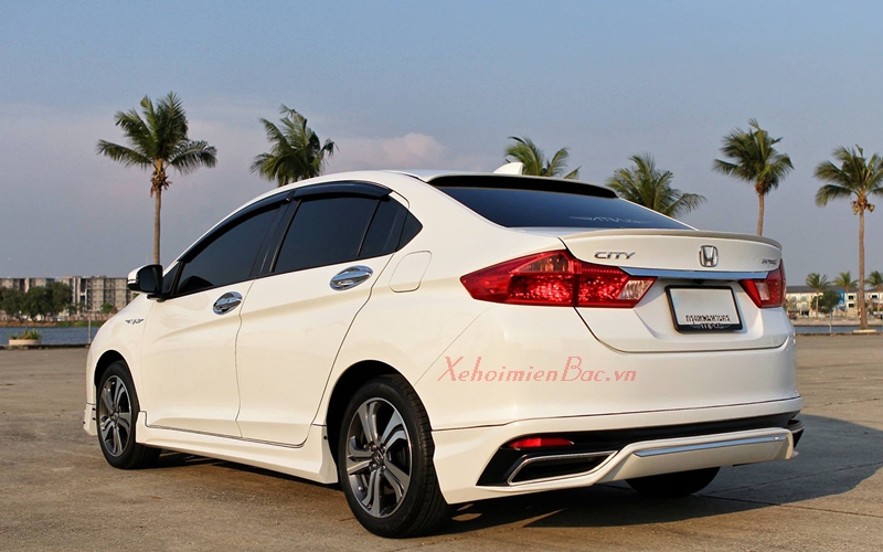 Phần đuôi xe Honda City nổi bật hơn với bô đôi dạng quả xoài.