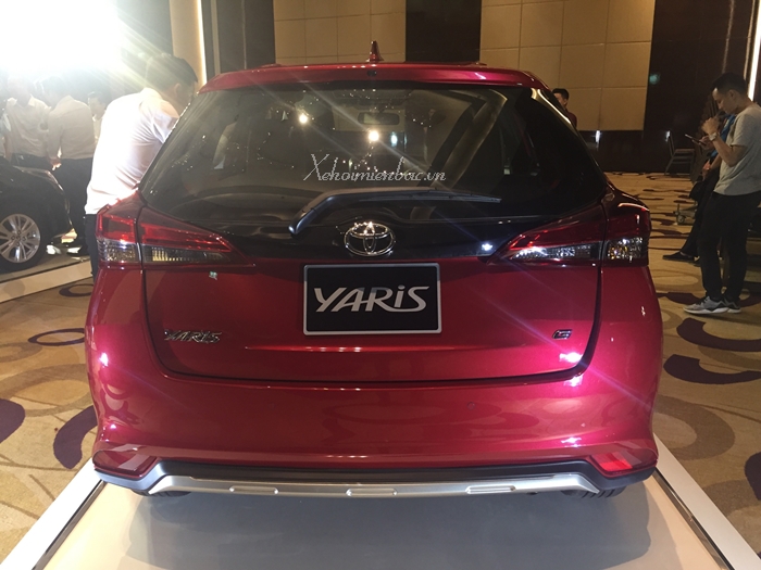 Đuôi xe Yaris với những đường nét rất sắc sảo, sang trọng và quyến rũ.