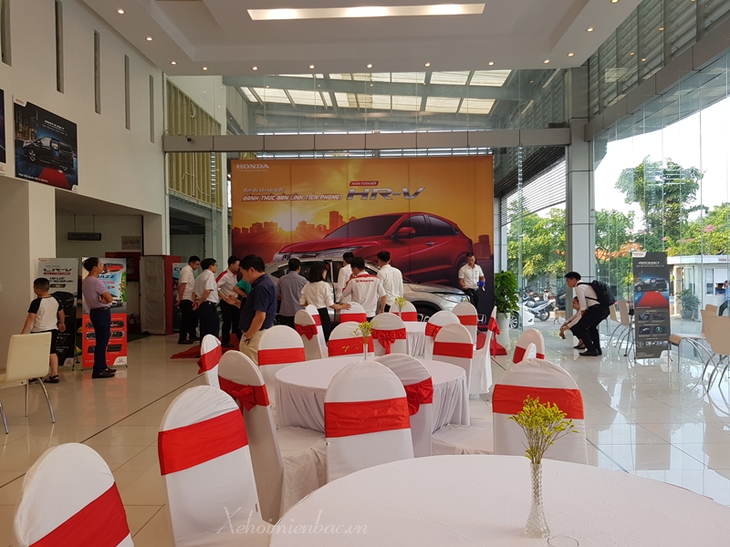 Showroom Honda ô tô Mỹ Đình chuẩn bị cho  buổi trưng bày xe Honda HR-V