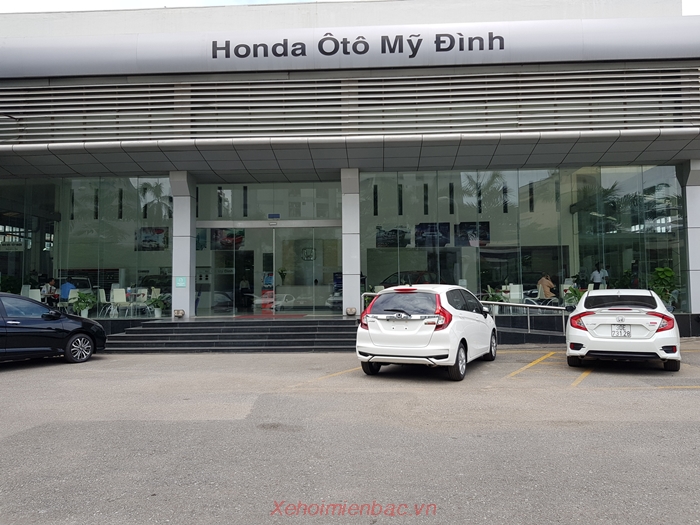 Trước cửa showroom trưng bày xe Honda Mỹ Đình là khu vực đỗ xe rộng rãi