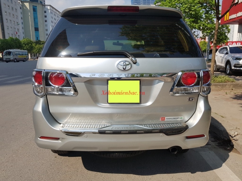 Đuôi xe Fortuner 2.5G 2015 màu bạc số sàn máy dầu