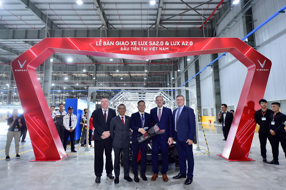 VINFAST BÀN GIAO LÔ XE LUX SA2.0 VA LUX A2.0 ĐẦU TIÊN CHO KHÁCH HÀNG VINFAST BÀN GIAO LÔ XE LUX SA2.0 VA LUX A2.0 ĐẦU TIÊN CHO KHÁCH HÀNG