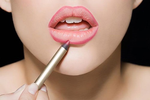 Bí quyết để giữ màu son lì suốt cả ngày Bí quyết để giữ màu son lì suốt cả ngày