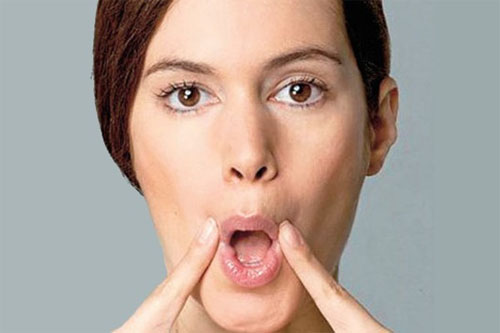 Khoé môi luôn bị mụn cám nhỏ và thâm nhăn. Làm sao khắc phục? Khoé môi luôn bị mụn cám nhỏ và thâm nhăn. Làm sao khắc phục?