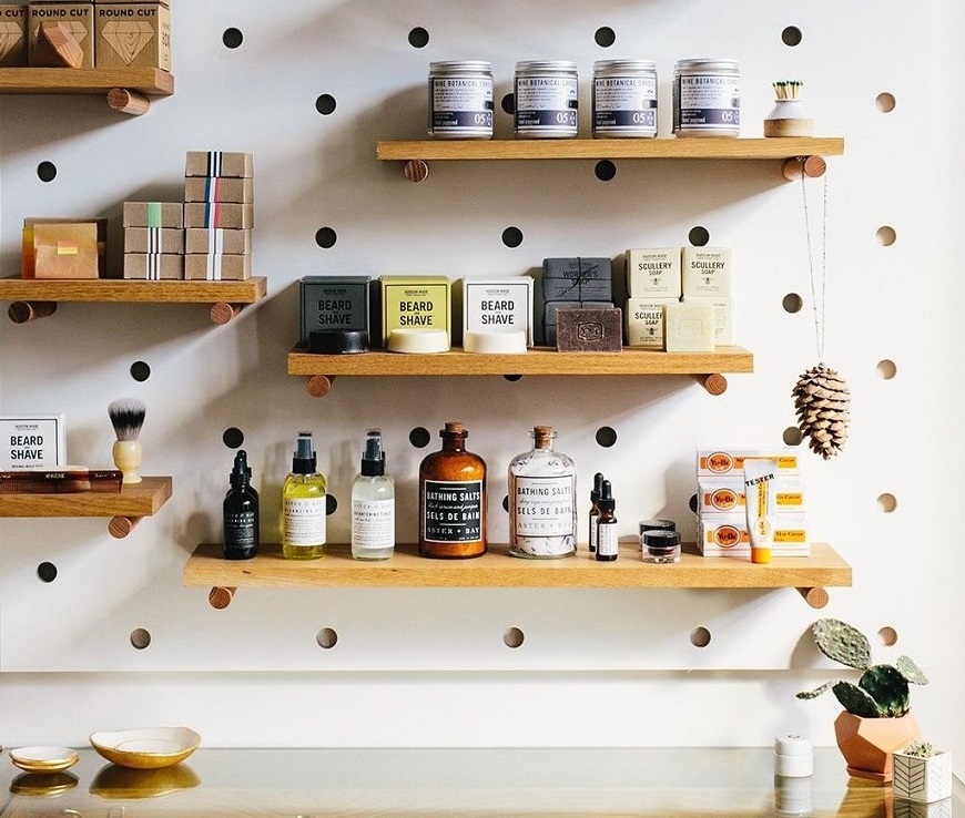 Sử dụng các vật liệu như gỗ tự nhiên, kim loại sơn tĩnh điện hoặc kính để giữ vẻ hiện đại và đồng bộ với nội thất chung của ngôi nhà