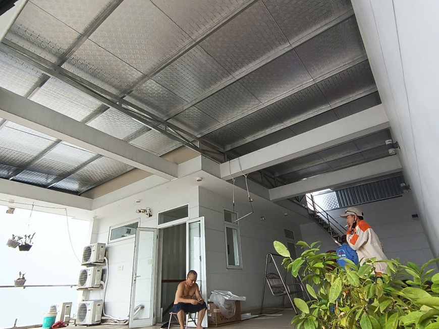 Sân thượng hấp thụ nhiệt rất mạnh nên nhiều chuyên gia khuyên dùng tôn chống nóng thay vì tôn lạnh 1 lớp thông thường tại các khu vực có khí hậu nóng quanh năm