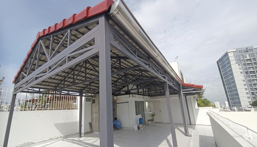 Bề mặt tôn được thiết kế dạng sóng ngói, tạo cảm giác giống mái ngói truyền thống nhưng nhẹ hơn rất nhiều