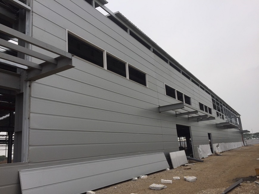 Bề mặt sáng bóng và khả năng giữ màu tốt của tôn lạnh giúp các mảng tường được ốp trông hiện đại, sạch sẽ và bền đẹp theo thời gian