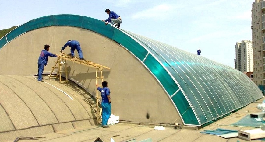 Quan sát và thay thế kịp thời khi phát hiện tấm lợp có dấu hiệu hư hỏng và sứt mẻ