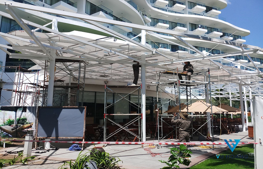 Sử dụng dụng cụ thi công phù hợp bảo vệ tấm lợp khỏi hư hại