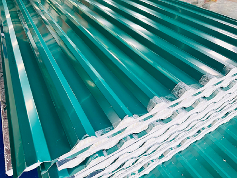 Xếp chồng mái tôn với số lượng vừa phải và không đè nén vật nặng lên trên