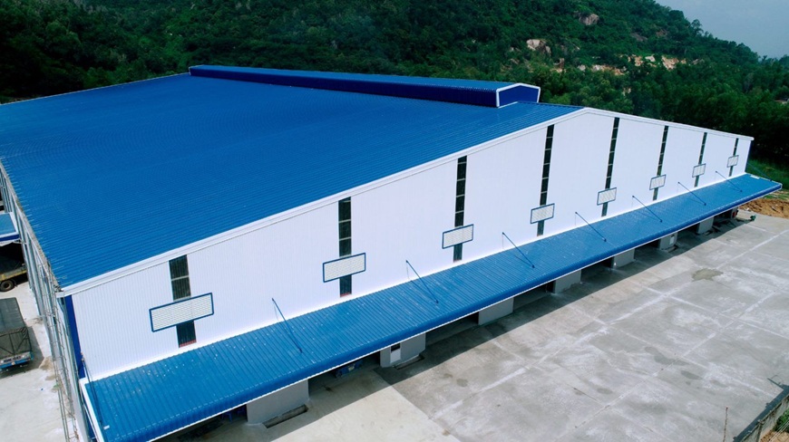 Nên chọn tôn sóng lớn như tôn 6 sóng vuông công trình nhà xưởng kho bãi để thoát nước tốt, không bị đọng mái khi trời mưa lớn