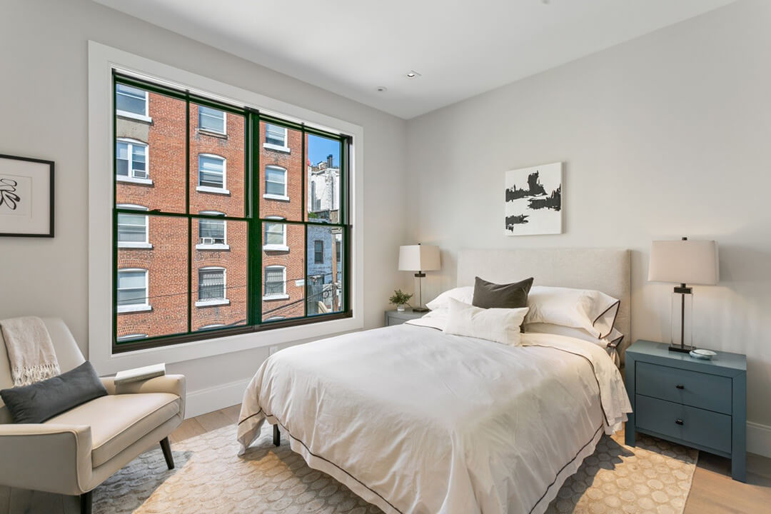 Căn phòng tràn ngập ánh sáng tự nhiên mang lại nhiều sinh khí