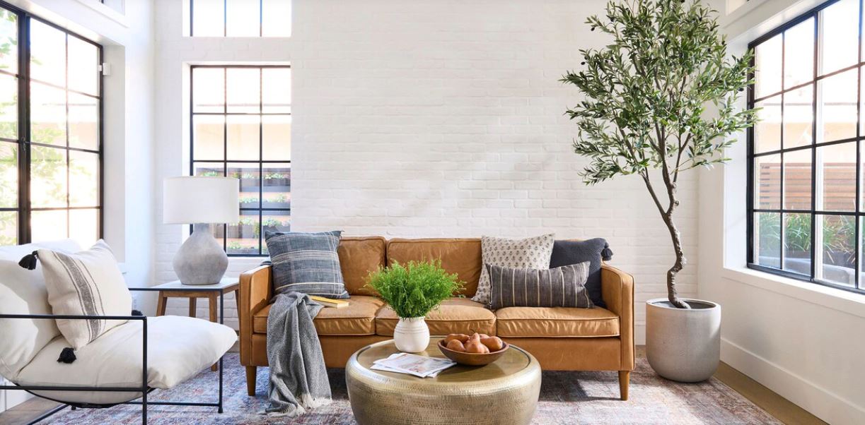 Phòng khách được bố trí hài hòa và tràn ngập ánh sáng