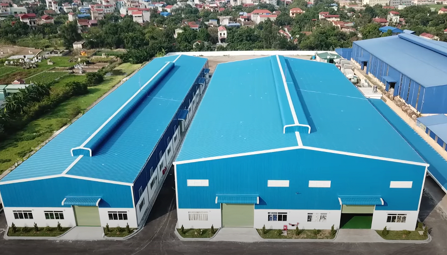 Tôn màu xanh dương mang đến cảm giác mát mẻ, trong lành cho nhà xưởng