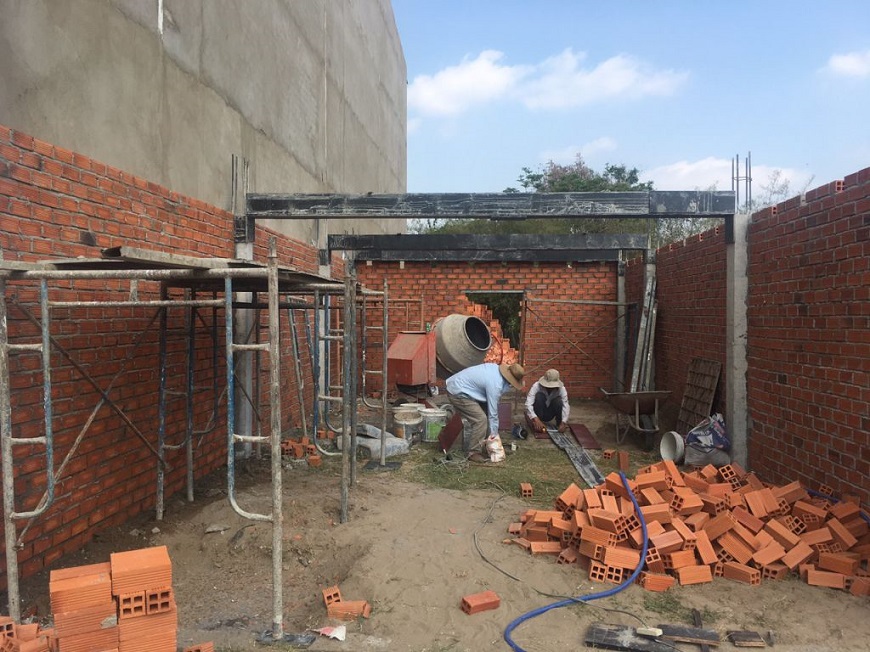 Thi công phần thô thường chiếm khoảng 60–70% giá trị công trình, vì vậy cần giám sát chặt chẽ từng hạng mục để đảm bảo nhà cấp 4 được xây dựng đúng kỹ thuật, đúng tiến độ và đạt chất lượng như mong muốn
