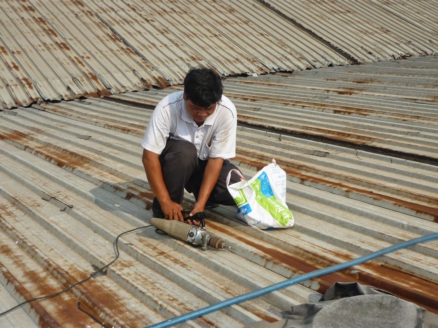 Khi tôn cũ bị hư hỏng, mục nát bạn cũng không nên lợp chồng lên