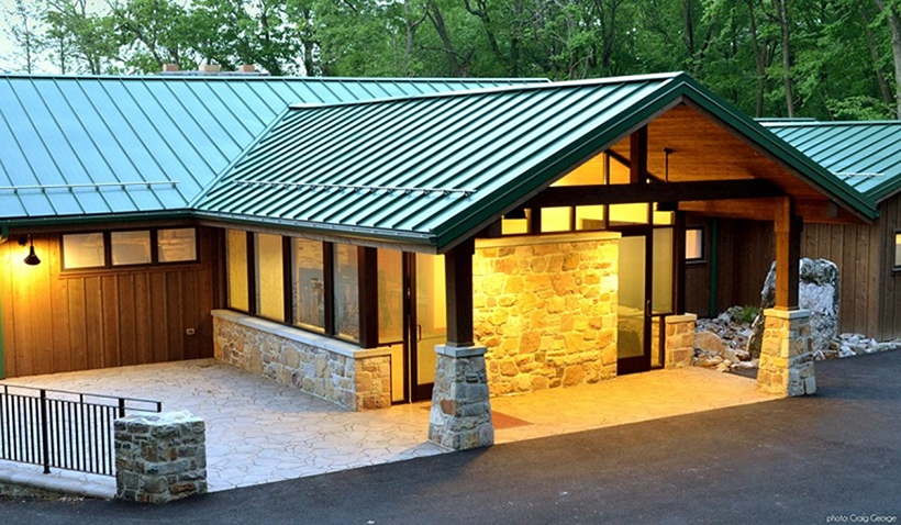 Công trình lợp tôn kim cương màu xanh đen đẹp mắt