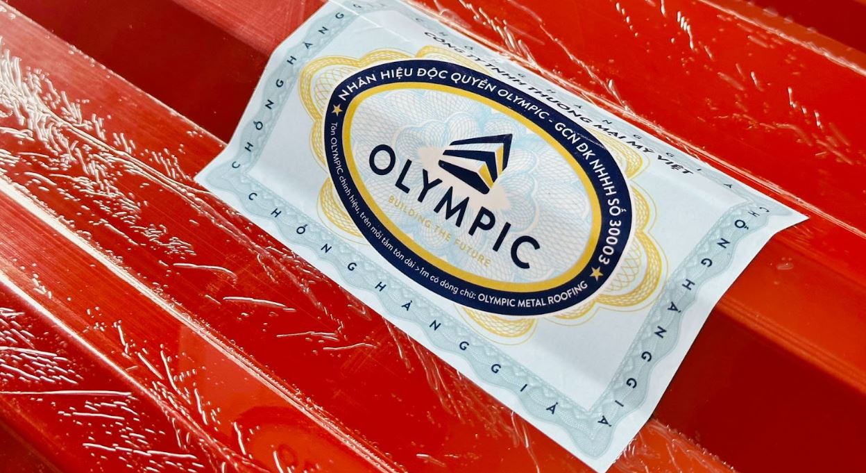 Tôn Olympic màu đỏ đậm mang trên mình vẻ đẹp quyền lực và rực rỡ