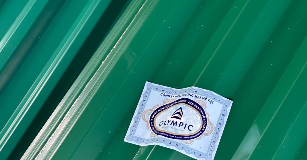 Tôn lợp mái 1 lớp Olympic màu xanh rêu mang đến sự hài hòa, thân thuộc với thiên nhiên