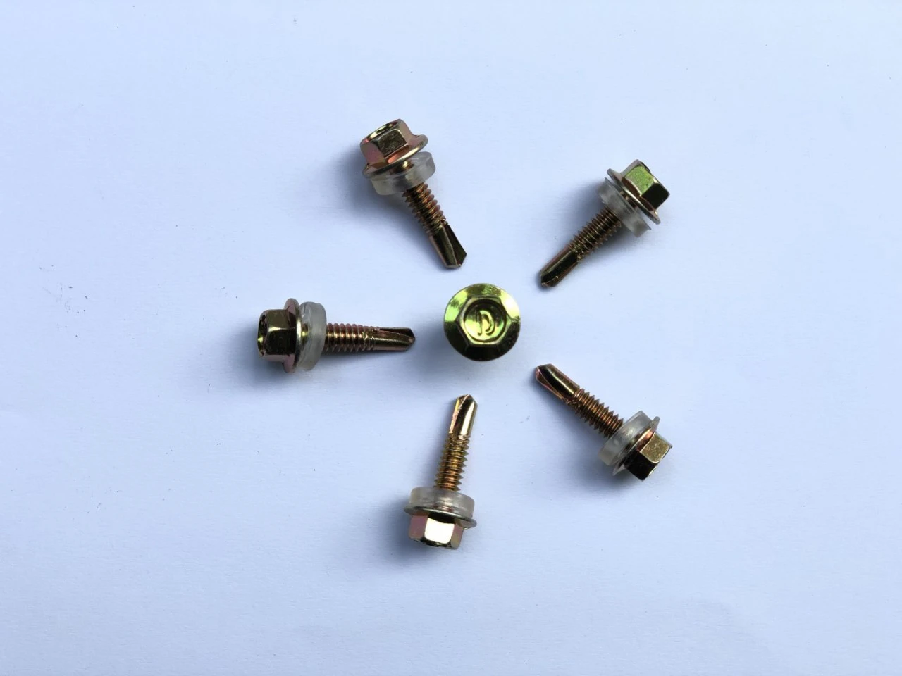 Vít bắn là phụ kiện quan trọng khi thi công mái tôn