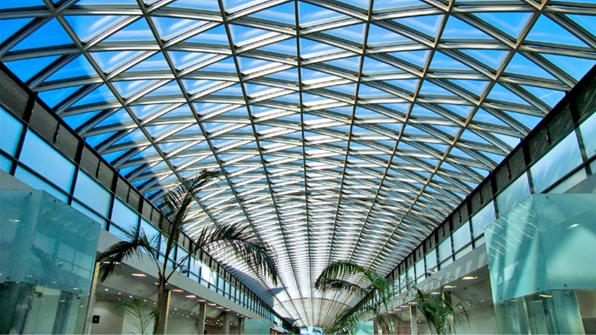 Mái lợp lấy sáng trong suốt, dễ lộ khuyết điểm nếu đơn vị thi công không có kinh nghiệm lắp đặt và xử lý đủ chuyên nghiệp