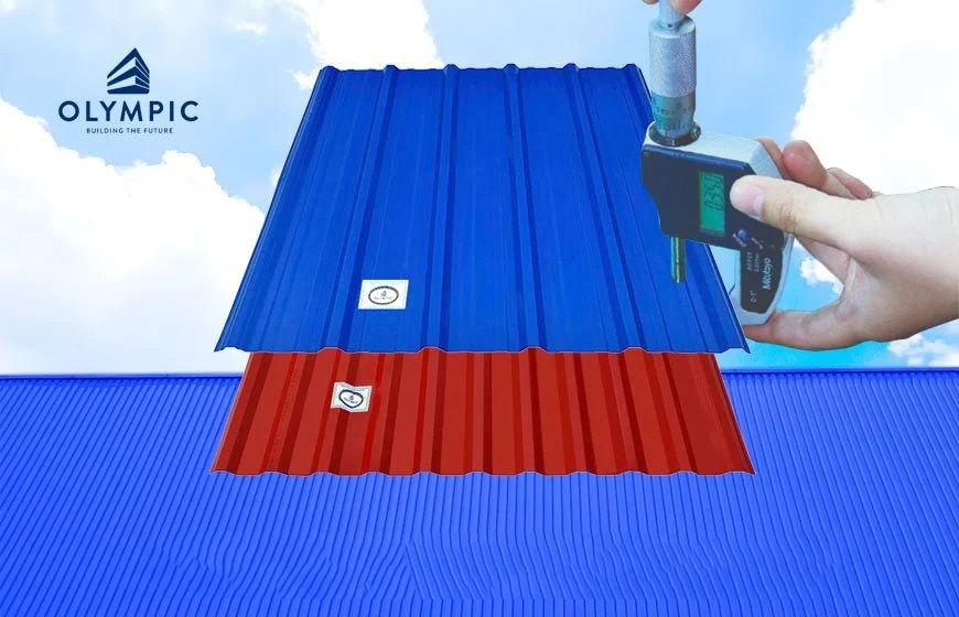 Sử dụng thiết bị đo panme để đo độ dày của tấm tôn