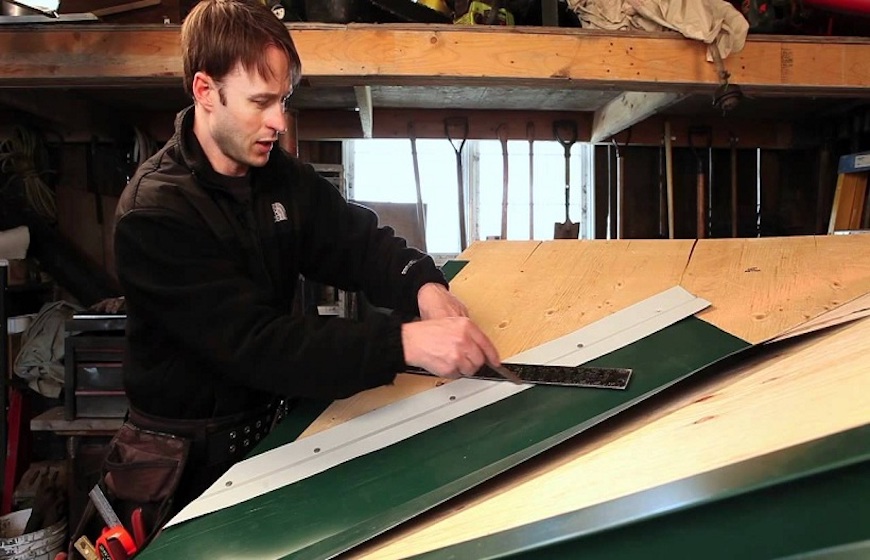 Đo lường kích thước mái tôn để chuẩn bị thi công