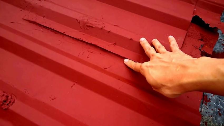 Tấm tôn bị bong sơn do bảo quản kém