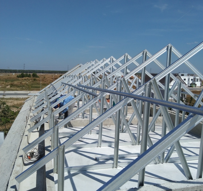 Hệ thống kèo xà gồ, khung mái phải thật chắc chắn để đảm bảo sự an toàn cho công trình và thợ thi công