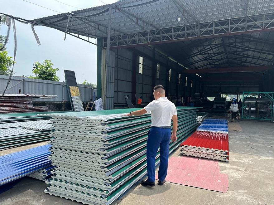 Tôn cách nhiệt không chỉ giúp chống thấm mà còn có khả năng cách nhiệt tốt giúp duy trì nhiệt độ ổn định trong nhà xưởng