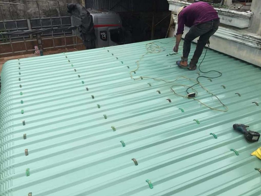 Bắn vít cố định ke chống bão vào mái tôn theo vị trí đã sắp đặt trước