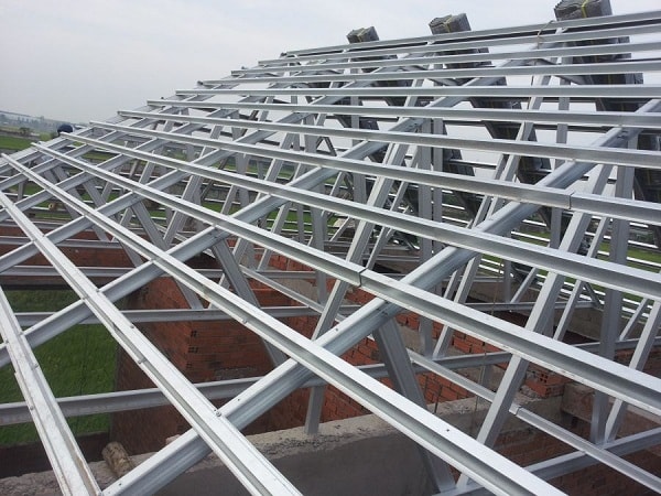 Xà gồ mái tôn là một bộ phận quan trọng trong hệ thống kết cấu mái của mọi công trình xây dựng