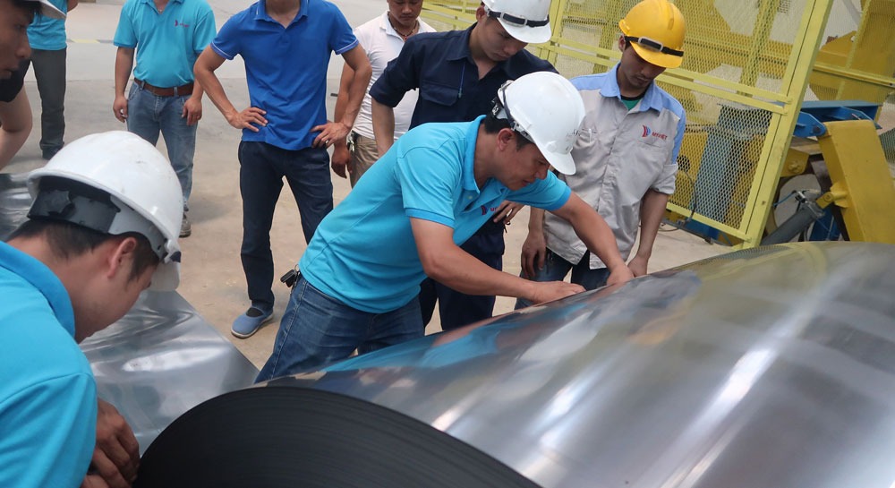 Các chuyên gia và kỹ sư của Mỹ Việt kiểm tra thông số kỹ thuật cuộn thép cán nguội đầu tiên