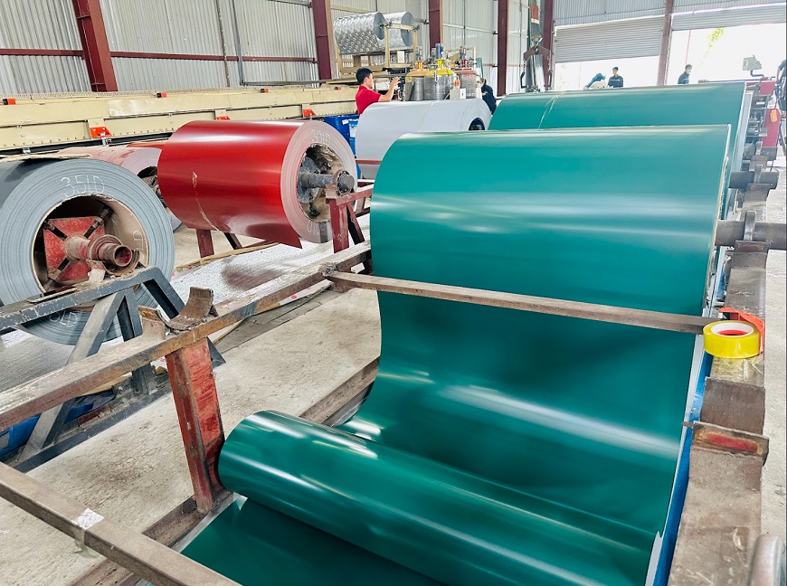 Tôn được làm từ cuộn thép chất lượng cao phủ lớp sơn chống ăn mòn sẽ đảm bảo tuổi thọ dài