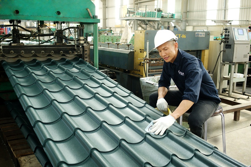 Từng tấm tôn được kiểm định và dán tem chống hàng giả đạt chuẩn chất lượng quốc tế