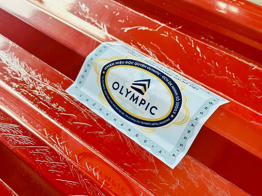 Tôn chống cháy Olympic chính hãng đều có tem dán chống hàng giả và dòng chữ điện tử in trên bề mặt tôn