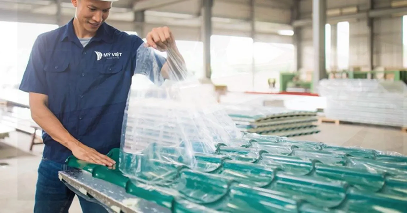 Bọc nilon lên bề mặt tấm lơp khi chưa sử dụng đến để tránh trầy xước