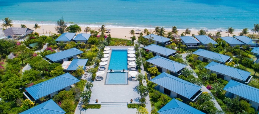 Mái 2 mái không chỉ đẹp mà còn giúp thoát nước nhanh, tạo cảm giác cao ráo, nhẹ nhàng cho các khu resort