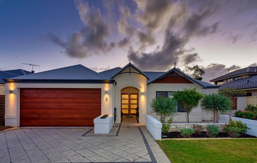 Thiết kế nhà cấp 4 mái tôn màu xanh dương với gara ô tô