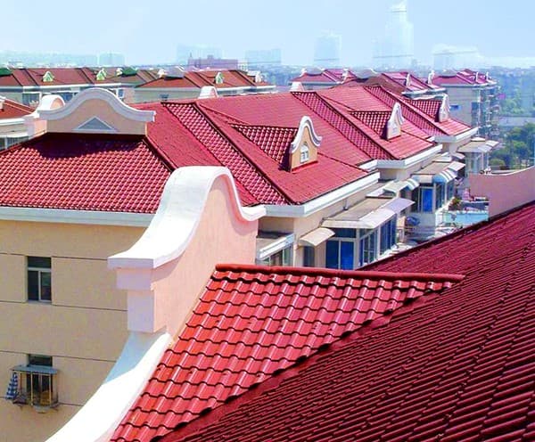 Mái tôn đỏ giả ngói được ứng dụng trong khu biệt thự liền kê làm tăng thêm tính thẩm mỹ